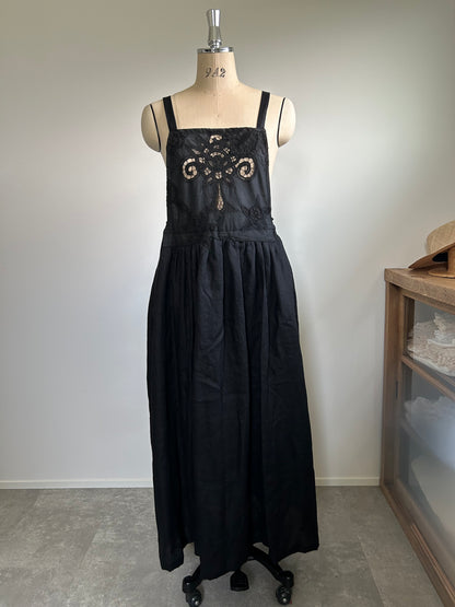 『c』｜黒のストラップワンピース