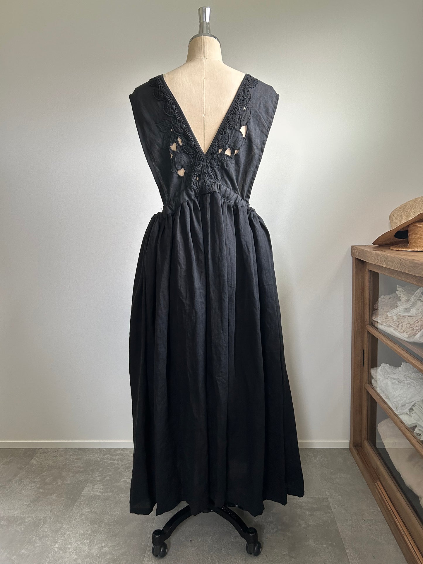 No.４｜黒のジャンパーワンピース