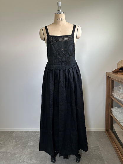 『e』｜黒のストラップワンピース