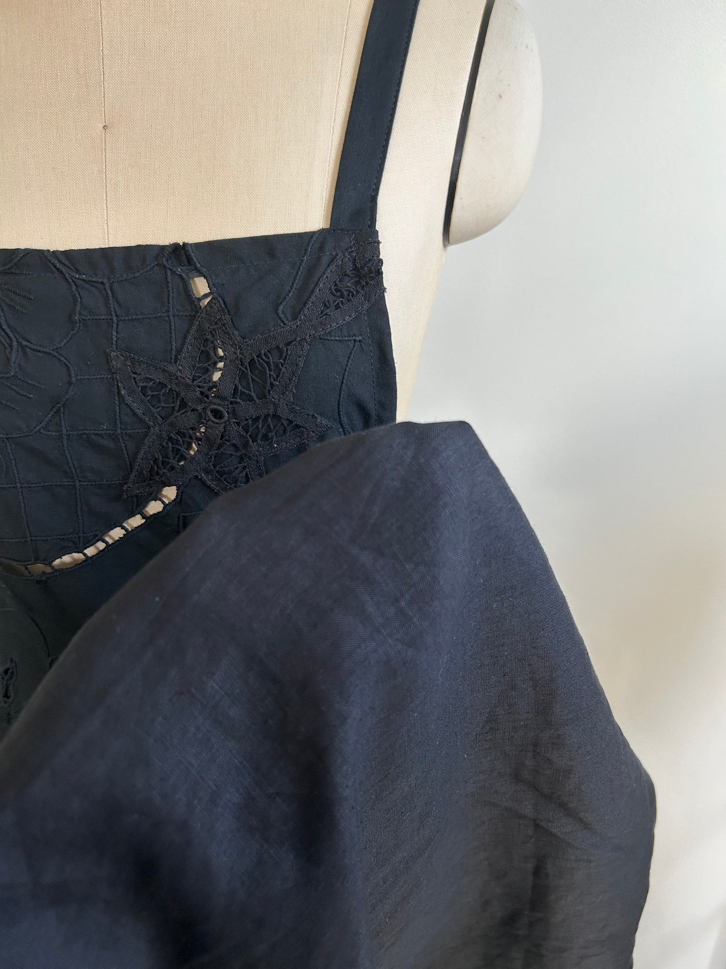 『a』｜黒のストラップワンピース